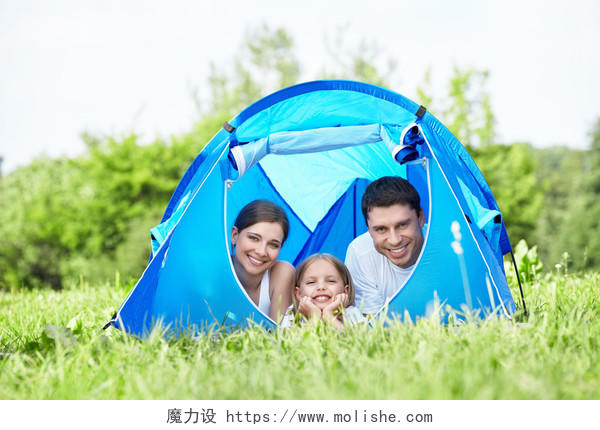 家庭户外帐篷一家三口开心的笑幸福一家人